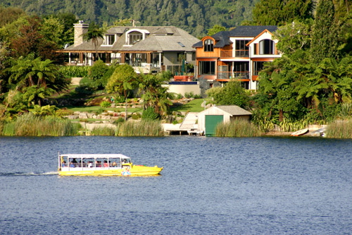 新西兰旅游景点,新西兰景点,北岛,罗托鲁瓦,罗托鲁阿,黄鸭水路两用船