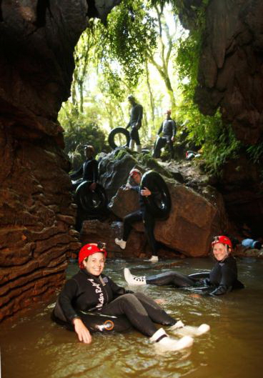 新西兰旅游景点,新西兰景点,北岛,汉密尔顿,萤火虫洞穴地下河漂流