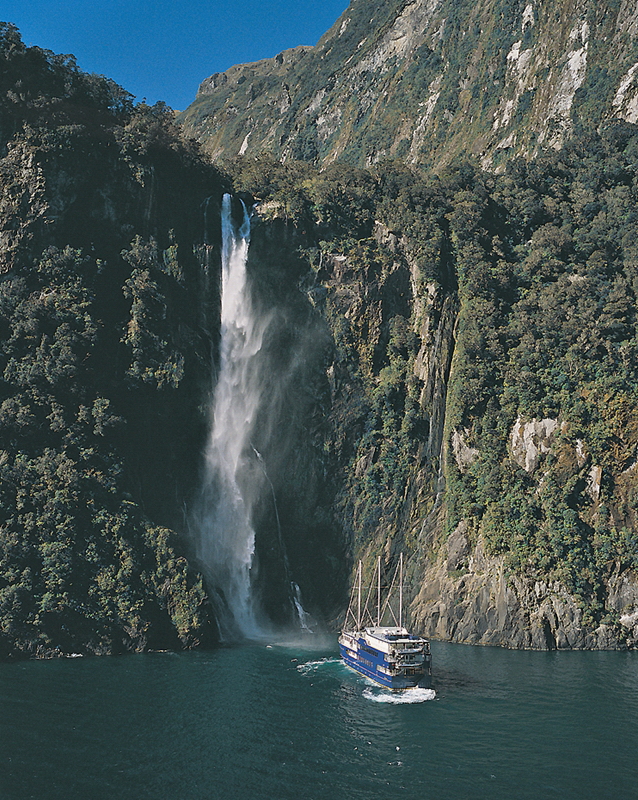 新西兰旅游景点,新西兰景点,新西兰南岛景点,峡湾地区景点,峡湾景点,米尔福德峡湾游船观光巡游,米尔福德峡湾风景观光巡游,船游米弗峡湾,米弗峡湾游船