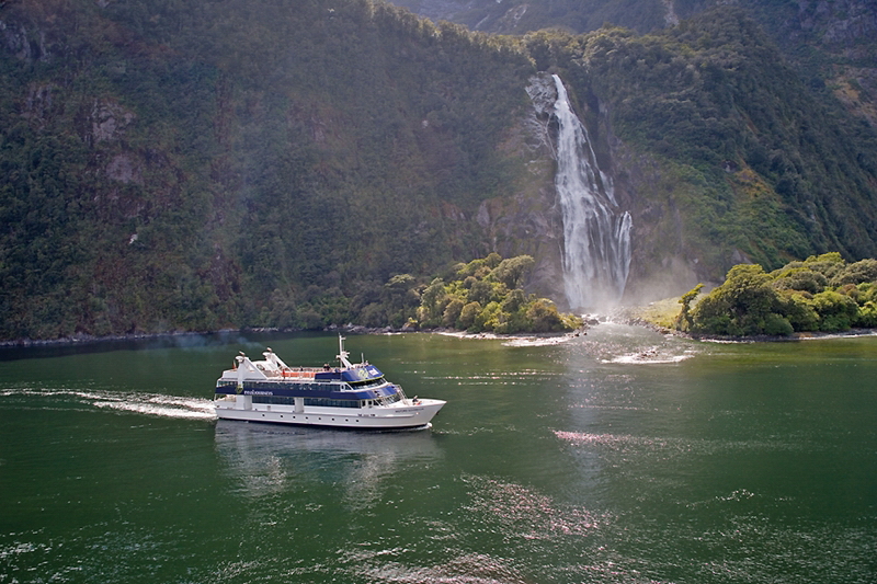 米尔福德峡湾游船观光巡游- 新西兰旅行社,新西